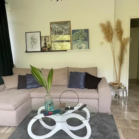 Tamara With Garden And River View - Free Private Parking - Garage Apartment *
