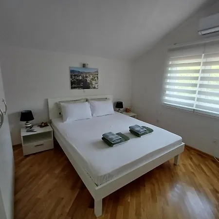 Apartment Tamara With Garden And River View - Free Private Parking - Garage *