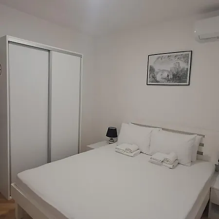 Tamara With Garden And River View - Free Private Parking - Garage